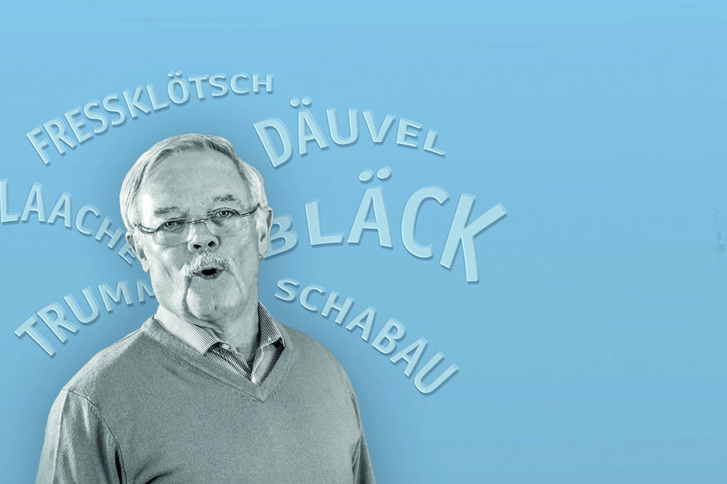 Ein älterer Mann mit Brille steht vor einem blauen Hintergrund, um den herum verschiedene große deutsche Wörter in weißer Schrift zu sehen sind, darunter „Fressklötsch“, „Däuvel“ und „Bläck“.