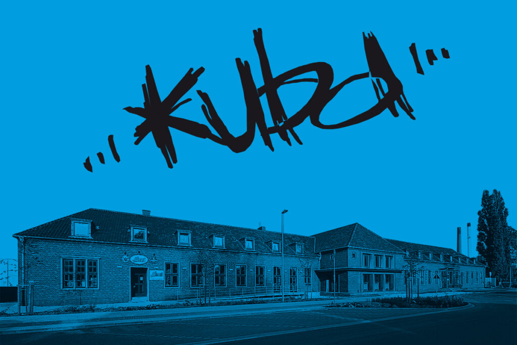 Ein blau getöntes Bild eines Backsteingebäudes, über dem am Himmel in großen, schwarzen Buchstaben im Graffiti-Stil KUBO steht.