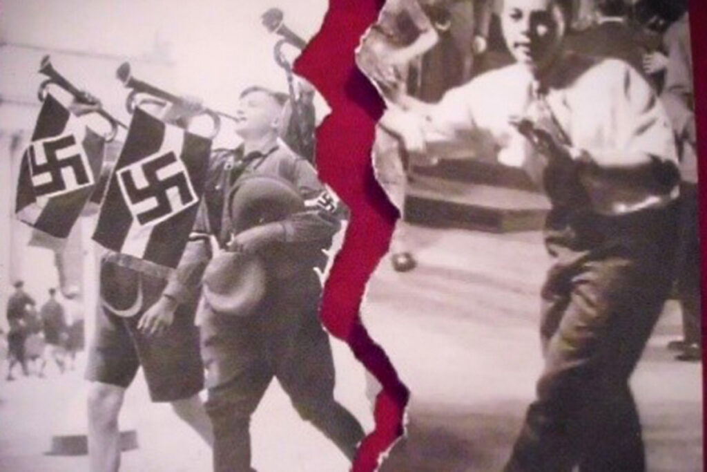 Ein zerrissenes Foto, das eine Parade der Hitlerjugend mit einem tanzenden jungen Mann kontrastiert.